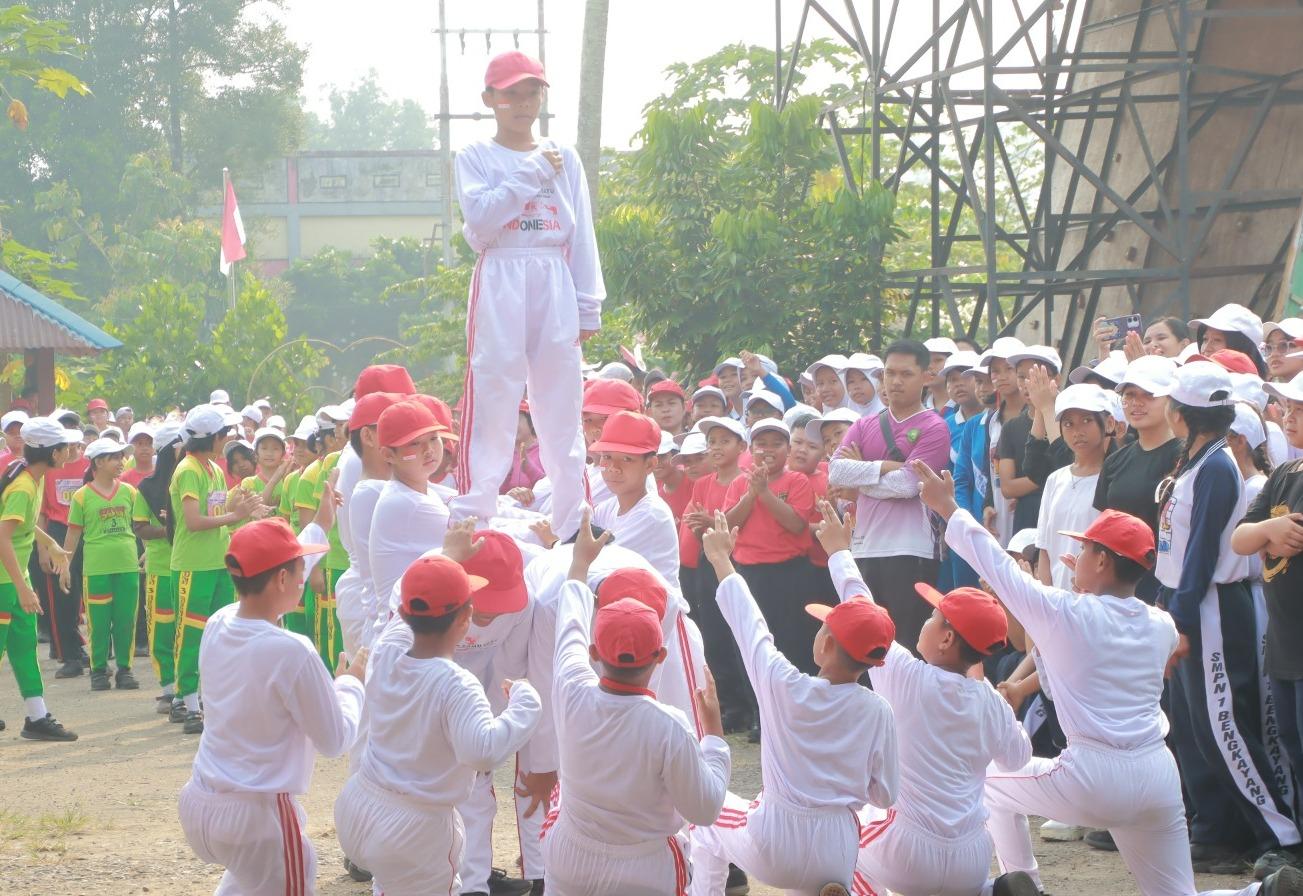 kobarkan-semangat-kemerdekaan-109-regu-meriahkan-gerak-jalan-hut-ke-81-ri-di-bengkayang-298097